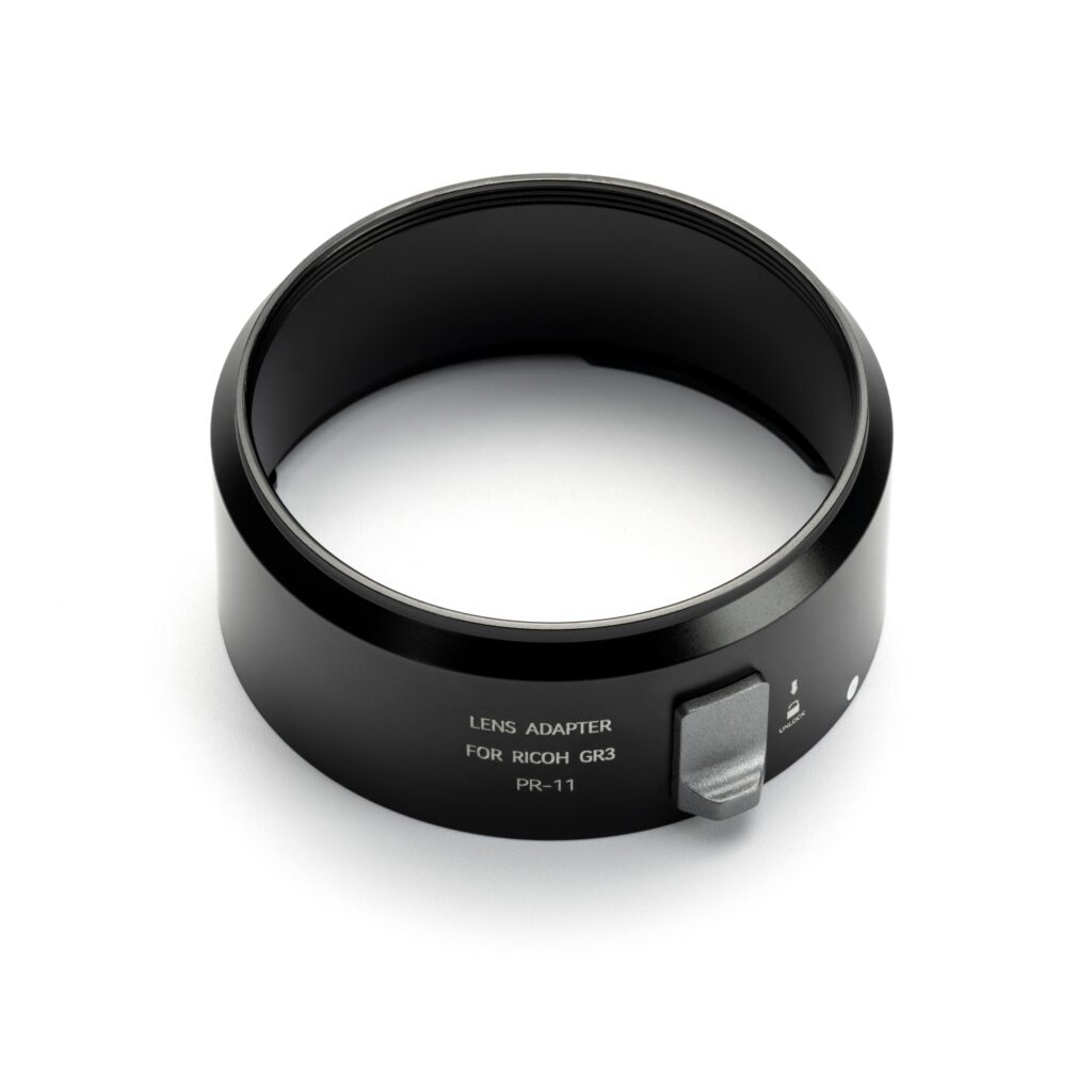 Adapta la Ricoh GR III a filtros estándar de 49mm con fijación Auto-Lock segura, instalación sin herramientas y compatibilidad con la tapa NiSi PR-5.